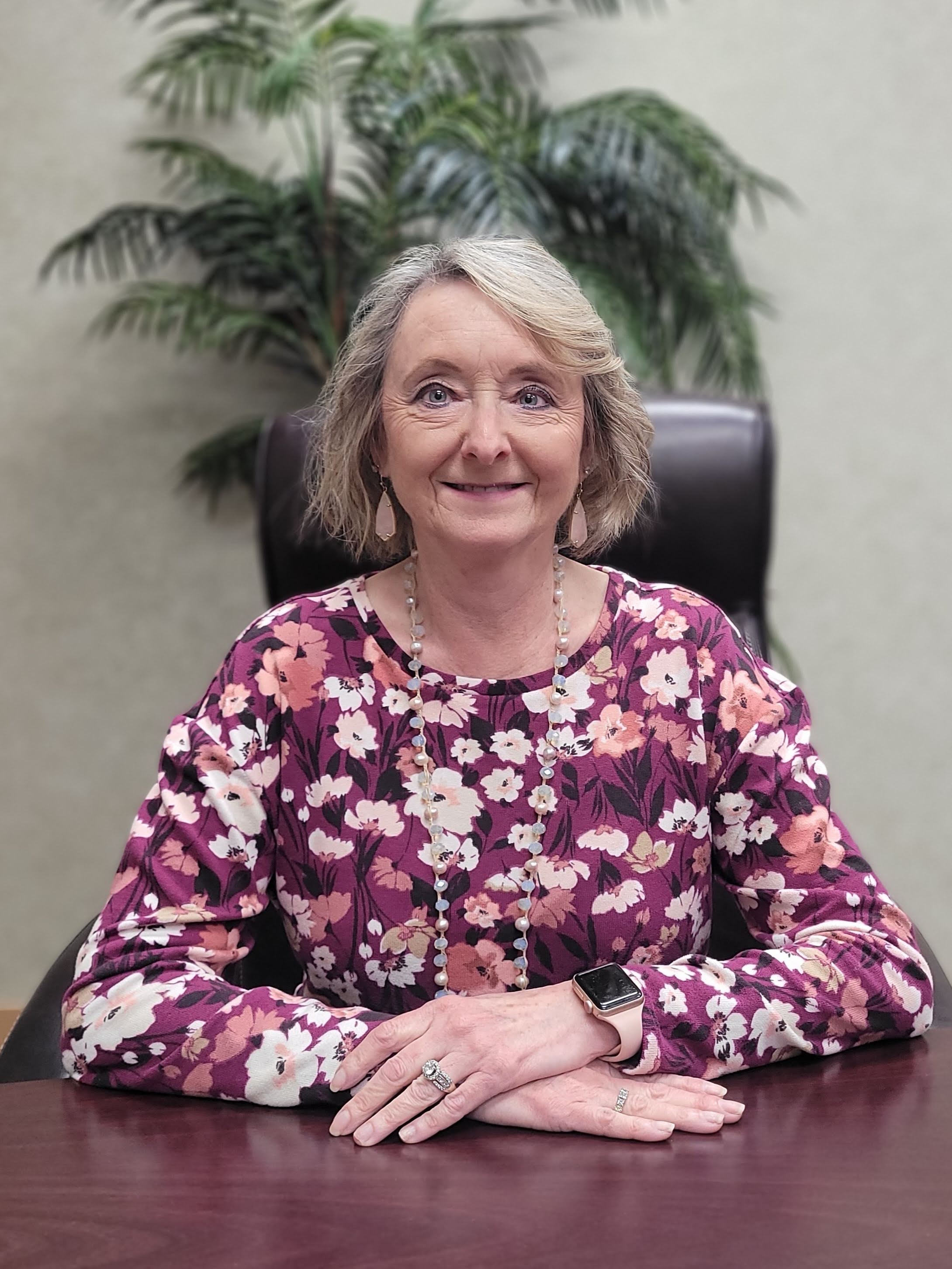 Portrait photo of Dawn Hofer.